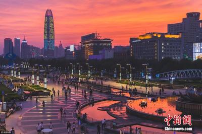濟(jì)南上空現(xiàn)火燒云美景 絢麗景觀令人癡醉